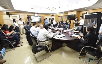 邀中外专家分析穆迪下调中国主权评级的影响